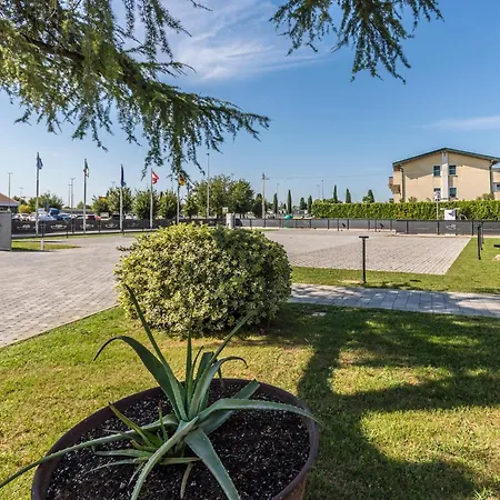 Apartmanhotel - Il Giardino Del Cigno Latisana